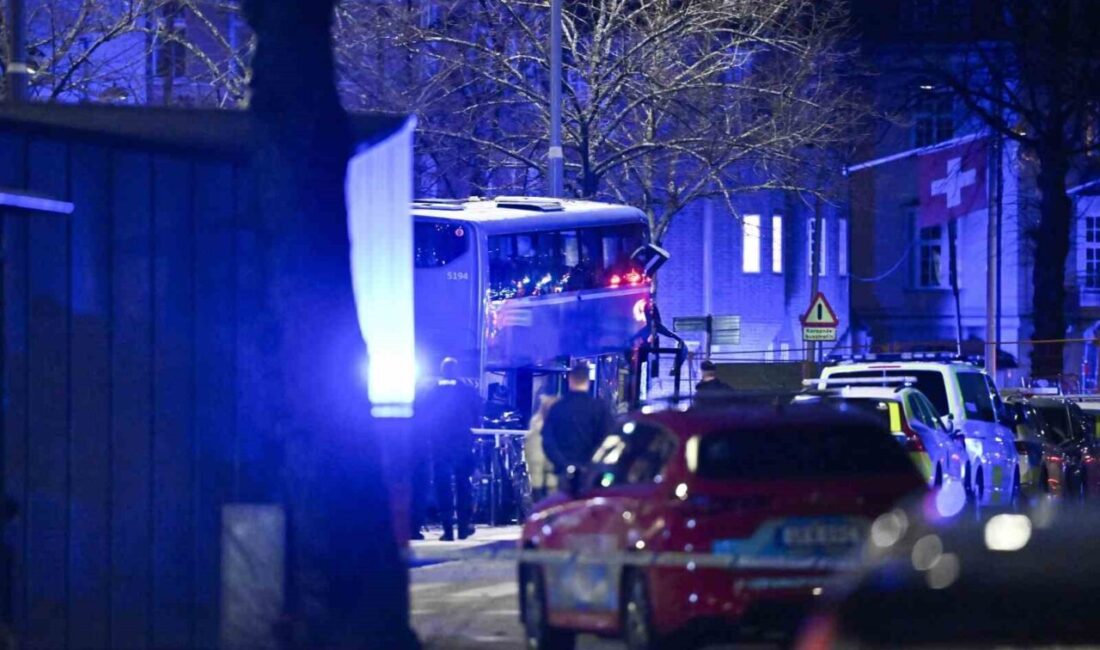Stockholm’de Otobüs Durağa Çarptı: Üç Ölü, Üç Yaralı Stockholm'ün Östermalm semtinde meydana gelen kazada, çift katlı bir otobüs