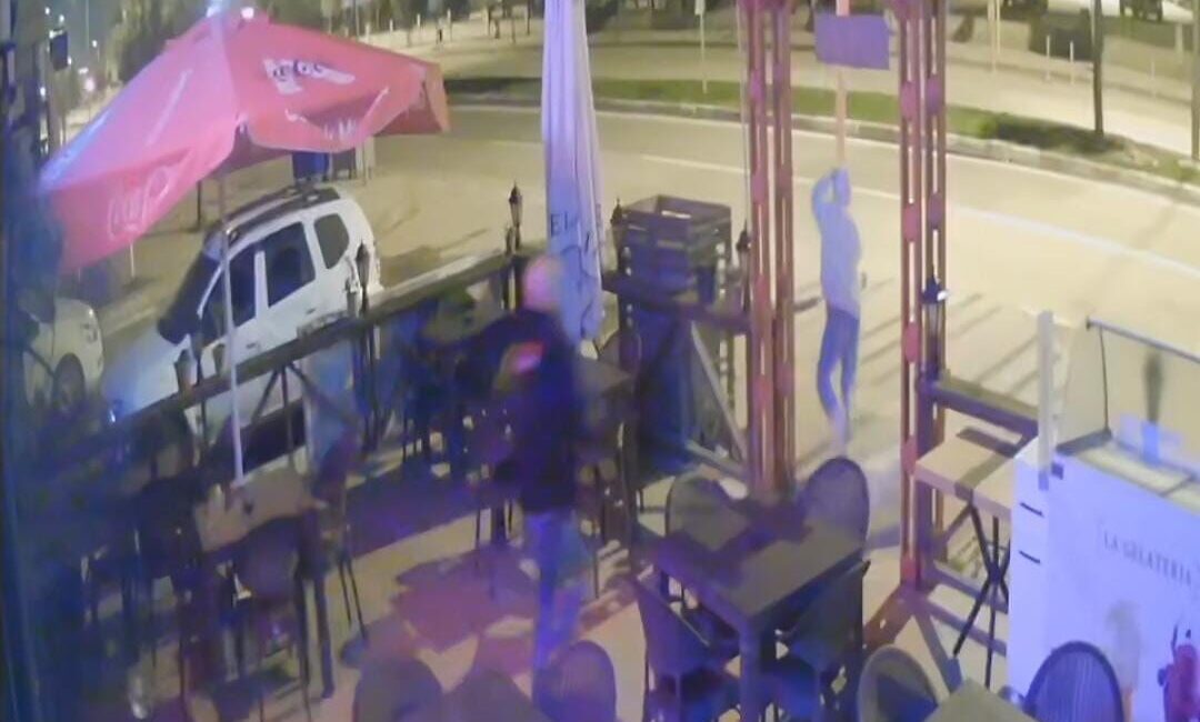 İnegöl’de Kebapçıya Giren Hırsız, İşletme Sahibinin Peşine Takılınca Kaçmayı Başardı Bursa'nın İnegöl ilçesindeki bir kebapçıdan hırsızlık yapan 15-16 yaşlarındaki şüpheli,