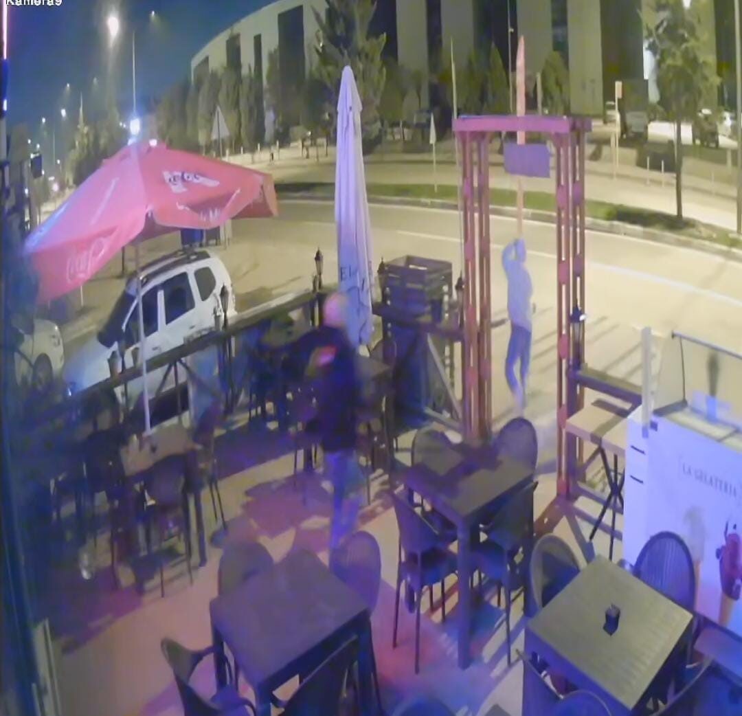 Bursa'nın İnegöl ilçesindeki bir kebapçıdan hırsızlık yapan 15-16 yaşlarındaki şüpheli,