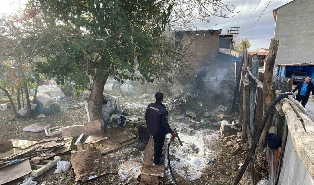 Karaman'da Abbas Mahallesi'nde atık malzemelerin tutuşması sonucu çıkan yangın, müstakil