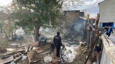 Karaman'da Abbas Mahallesi'nde atık malzemelerin tutuşması sonucu çıkan yangın, müstakil