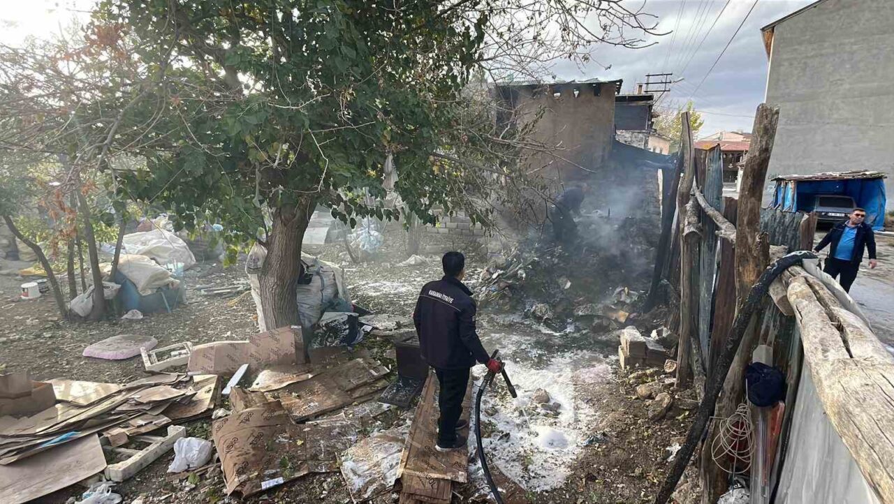Karaman'da Abbas Mahallesi'nde atık malzemelerin tutuşması sonucu çıkan yangın, müstakil