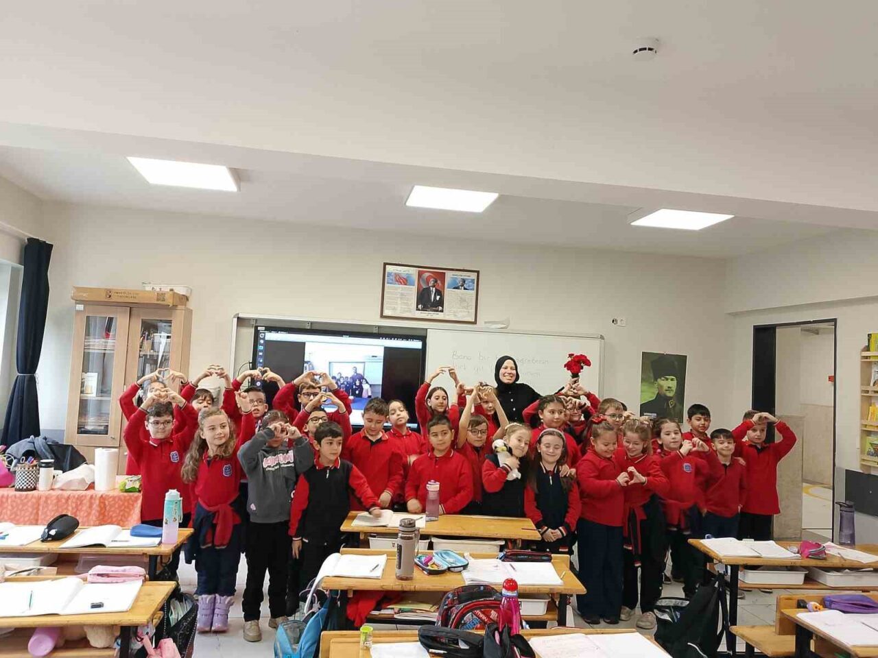 Karabük Şehit Metin Arslan İlkokulu'ndan 2/C sınıfı öğrencileri, Öğretmenler Günü'nde