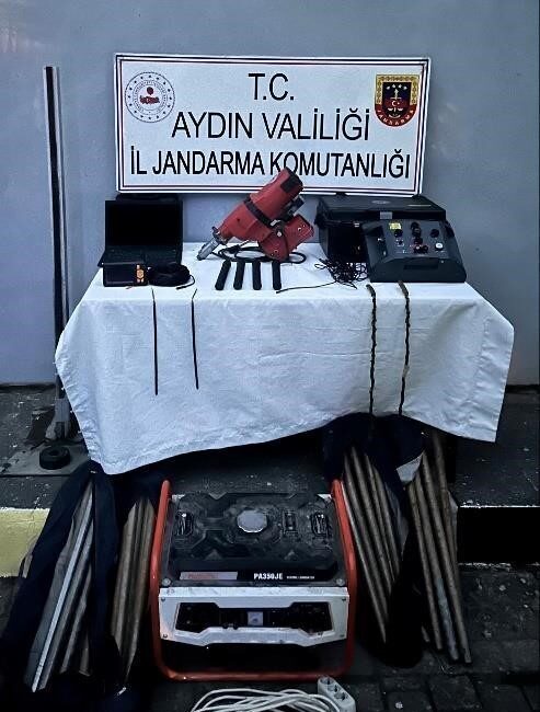 Aydın'ın Germencik ilçesinde tarihi eser kaçakçılığıyla ilgili bir operasyonda, 5