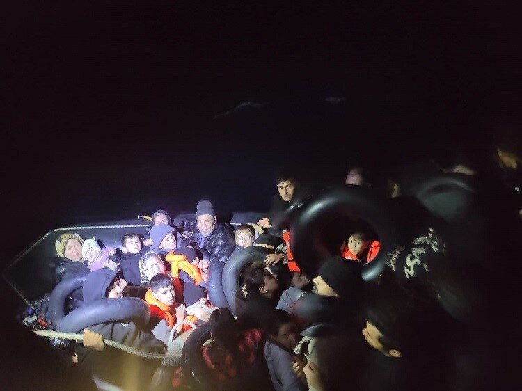 İzmir Açıklarında Düzensiz Göçmen Operasyonları: 14 Kurtarıldı, 35 Yakalandı