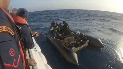 İzmir'in Dikili açıklarında, 18 düzensiz göçmen yakalanırken, Yunan unsurları tarafından