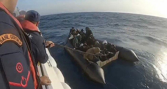 İzmir'in Dikili açıklarında, 18 düzensiz göçmen yakalanırken, Yunan unsurları tarafından