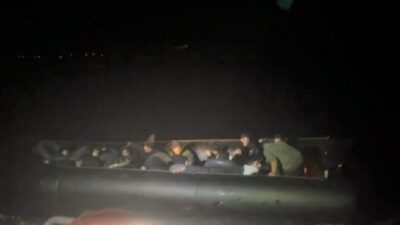 İzmir'in Dikili ilçesi açıklarında Sahil Güvenlik, lastik botta 7'si çocuk