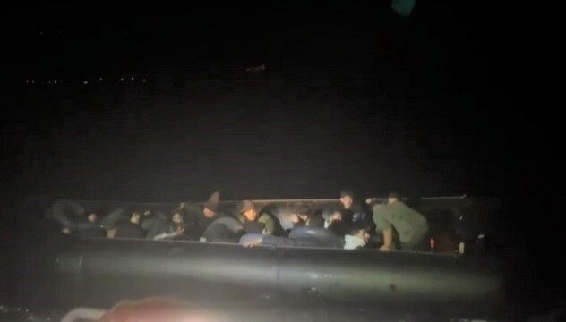 İzmir'in Dikili ilçesi açıklarında Sahil Güvenlik, lastik botta 7'si çocuk