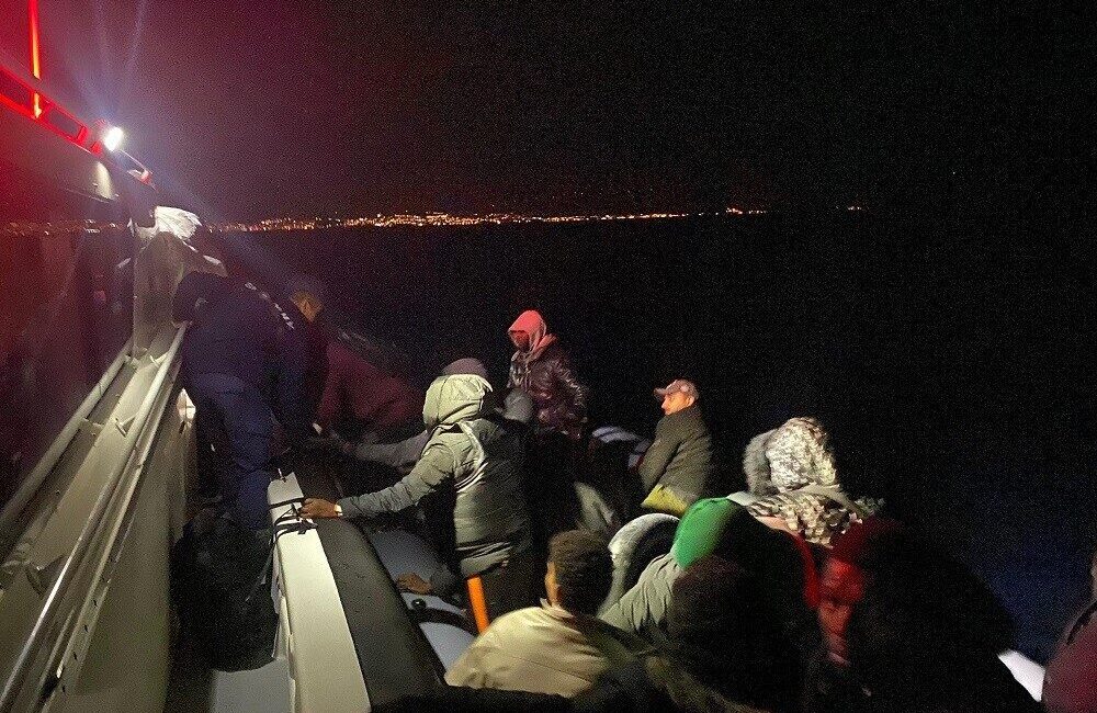 İzmir açıklarında 25 Kasım'da yapılan operasyonlarda, Sahil Güvenlik 23 düzensiz