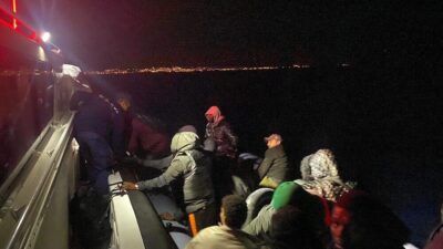 İzmir açıklarında 25 Kasım'da yapılan operasyonlarda, Sahil Güvenlik 23 düzensiz