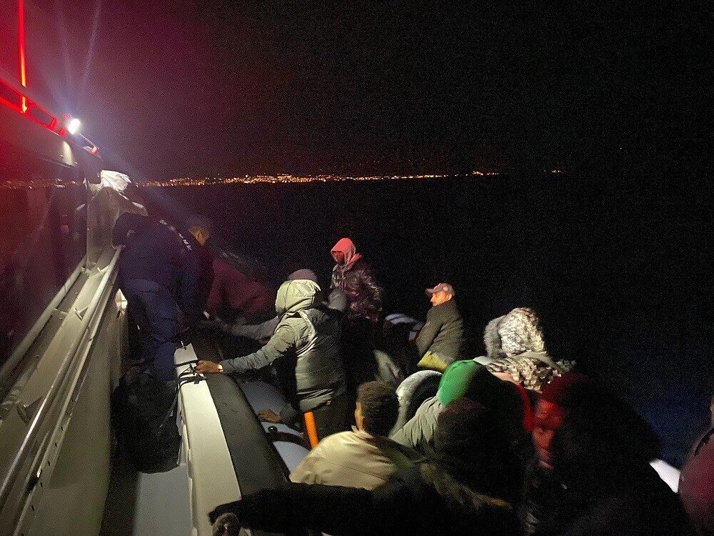 İzmir açıklarında 25 Kasım'da yapılan operasyonlarda, Sahil Güvenlik 23 düzensiz