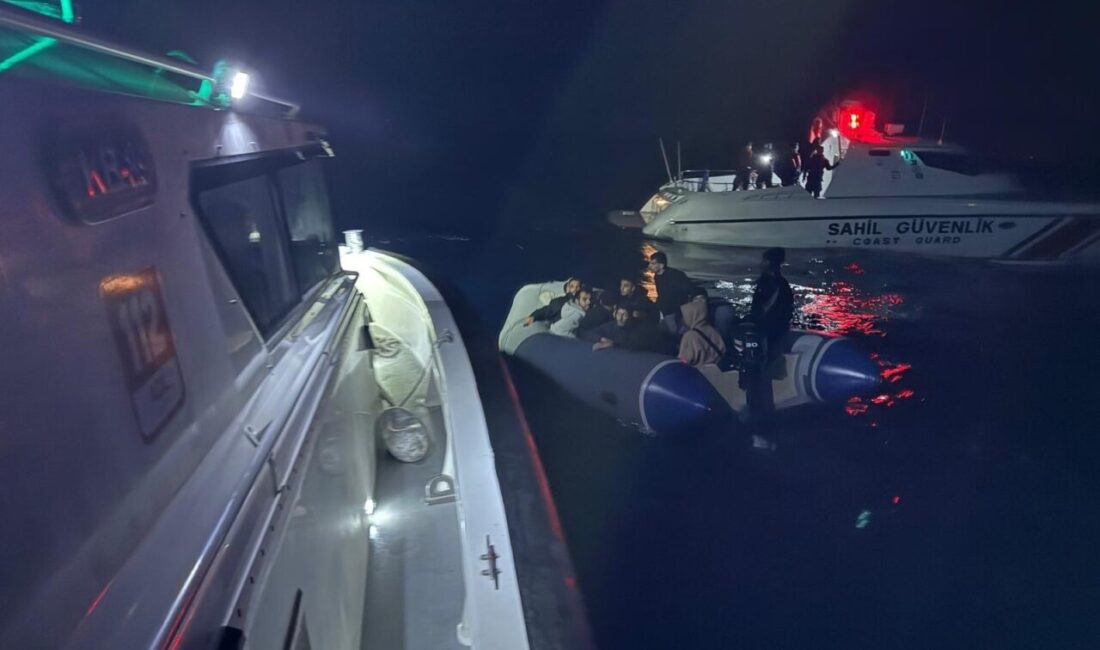 İzmir'in Seferihisar açıklarında düzenlenen operasyonlarda 27 düzensiz göçmen yakalandı, 14'ü