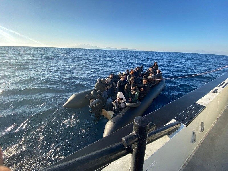 İzmir Açıklarında 11’i Çocuk 63 Düzensiz Göçmen Yakalandı İzmir'in Karaburun ve Menderes ilçeleri açıklarında düzenlenen operasyonlarda, aralarında çocukların
