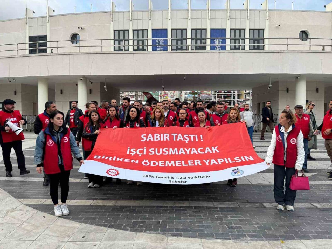 İzmir’de İşçiler, Üç Aydır Ödenmeyen Sosyal Hakları İçin Belediye Önünde Eylem Yaptı