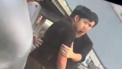 İzmir Metrosu'nda psikolojik sorunları olduğu belirtilen bir genç, yolculara küfür