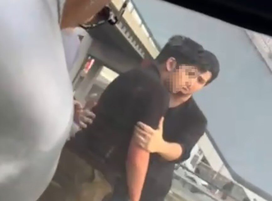 İzmir Metrosu'nda psikolojik sorunları olduğu belirtilen bir genç, yolculara küfür