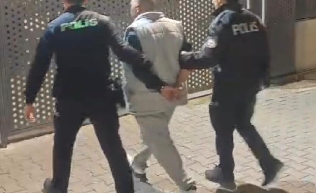 Konak’ta Firari Şahıs Polisin Kovalamacası Sonucu Yakalandı İzmir'in Konak ilçesinde polis, 16 yıl hapis cezası bulunan O.B.