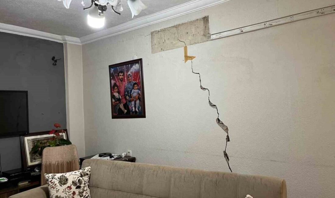 İzmir'deki Buca Onat Tüneli inşaatı, Atamer Mahallesi’nde evlerde çatlaklara yol