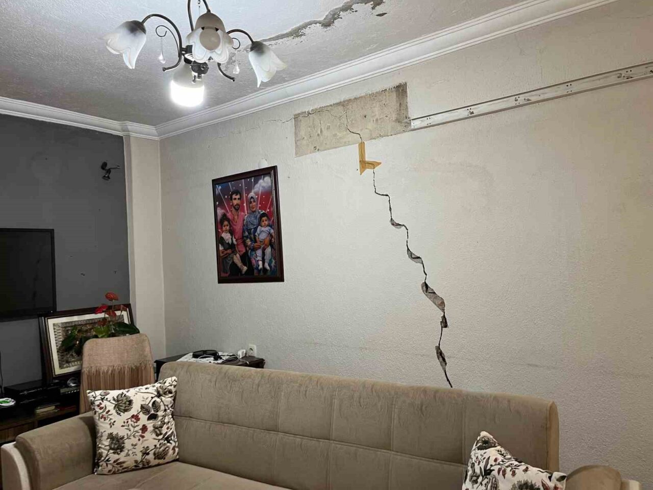 Buca Onat Tüneli İnşaatında Çatlaklar Sebebiyle Mahalle Sakinleri Sokaklarda Geceliyor