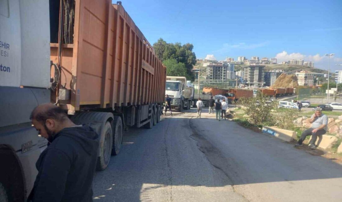 Çiğli’de Vatandaşlar, Çöp Kamyonlarının Geçişini Engelleyerek Tepkilerini Gösterdi Çiğli ilçesi sakinleri, İzmir Büyükşehir Belediyesi tarafından çöp kamyonlarının Menemen-Türkelli