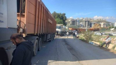 Çiğli ilçesi sakinleri, İzmir Büyükşehir Belediyesi tarafından çöp kamyonlarının Menemen-Türkelli