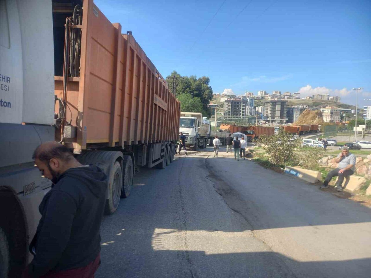 Çiğli ilçesi sakinleri, İzmir Büyükşehir Belediyesi tarafından çöp kamyonlarının Menemen-Türkelli