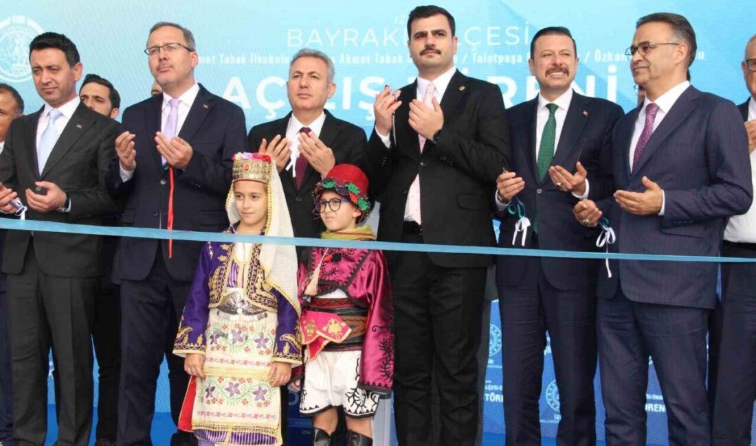 İzmir'in Bayraklı ilçesinde 30 Ekim 2020 depreminin ardından hasar gören