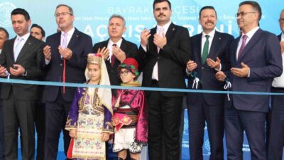 İzmir'in Bayraklı ilçesinde 30 Ekim 2020 depreminin ardından hasar gören