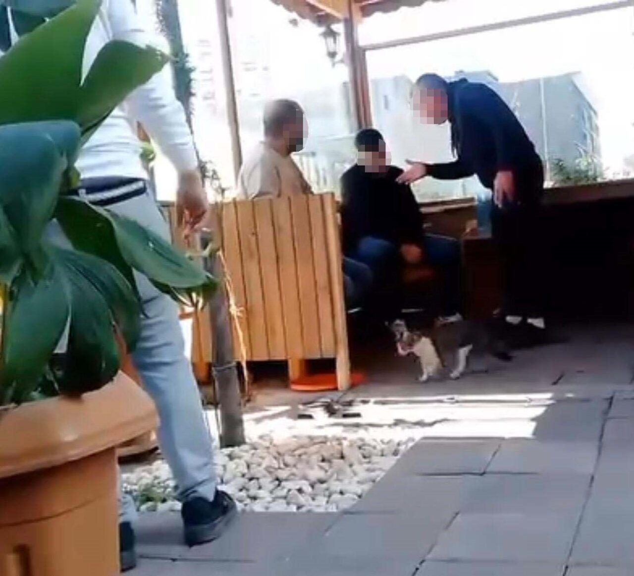 İzmir'de bir taksi şoförünün kazandığı paraları ve bir müşterinin cüzdanını