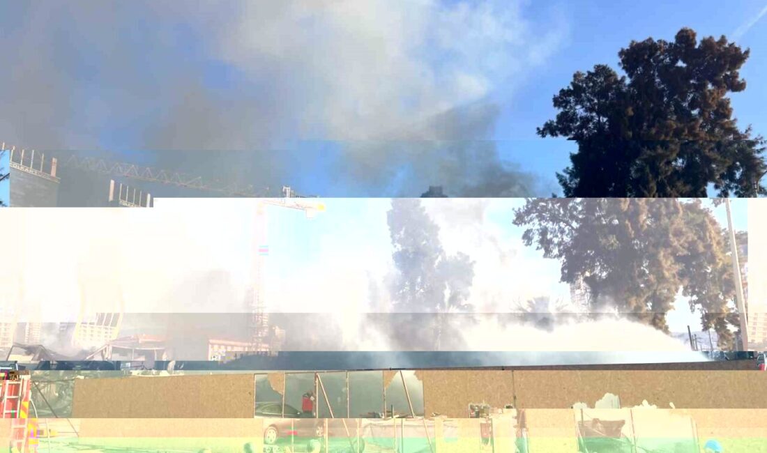 İzmir Bayraklı’da İnşaat Şantiyesinde Çıkan Yangın, İtfaiye Ekipleri Tarafından Kontrol Altına Alınmaya Çalışılıyor İzmir'in Bayraklı ilçesinde bir inşaat şantiyesinde, bugün saat 15.30 sıralarında