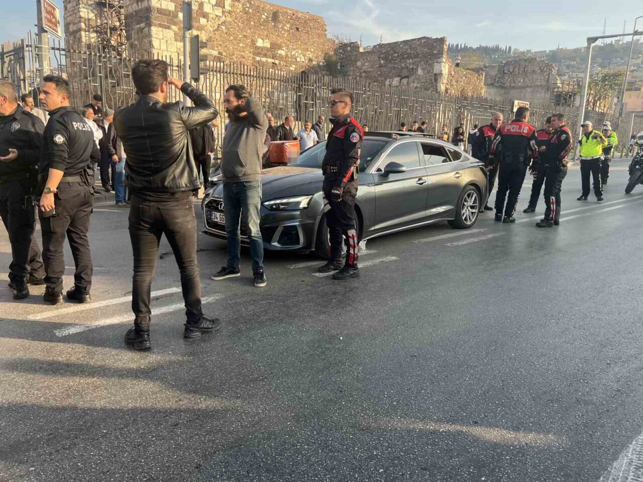 İzmir Konak'ta A.Y. (22), 34 GGU 27 plakalı araca ateş