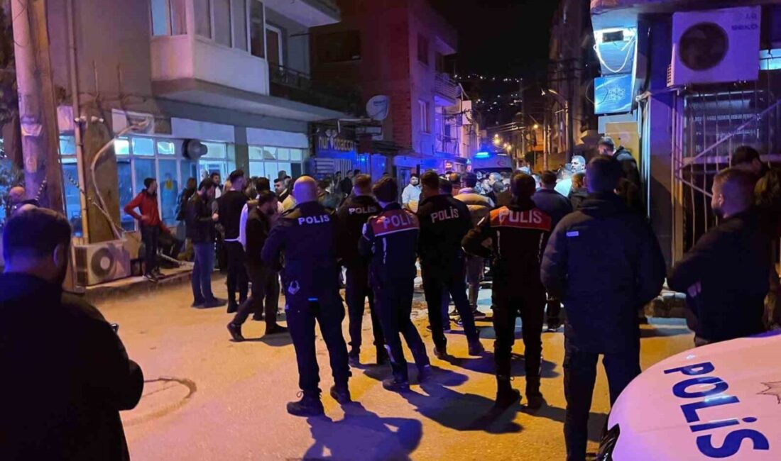 Bayraklı’da Silahlı Saldırı: 1 Ölü, 3 Yaralı, 5 Gözaltı İzmir Bayraklı'daki bir işyerine yapılan silahlı saldırıda H.E. yaşamını yitirirken,