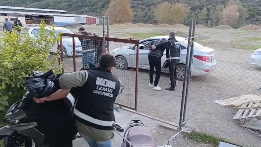 Seferihisar’da Suç Örgütüne Yönelik Operasyonda 14 Gözaltı Yapıldı İzmir’in Seferihisar ilçesinde yapılan operasyonda, "suç işlemek amacıyla silahlı örgüt