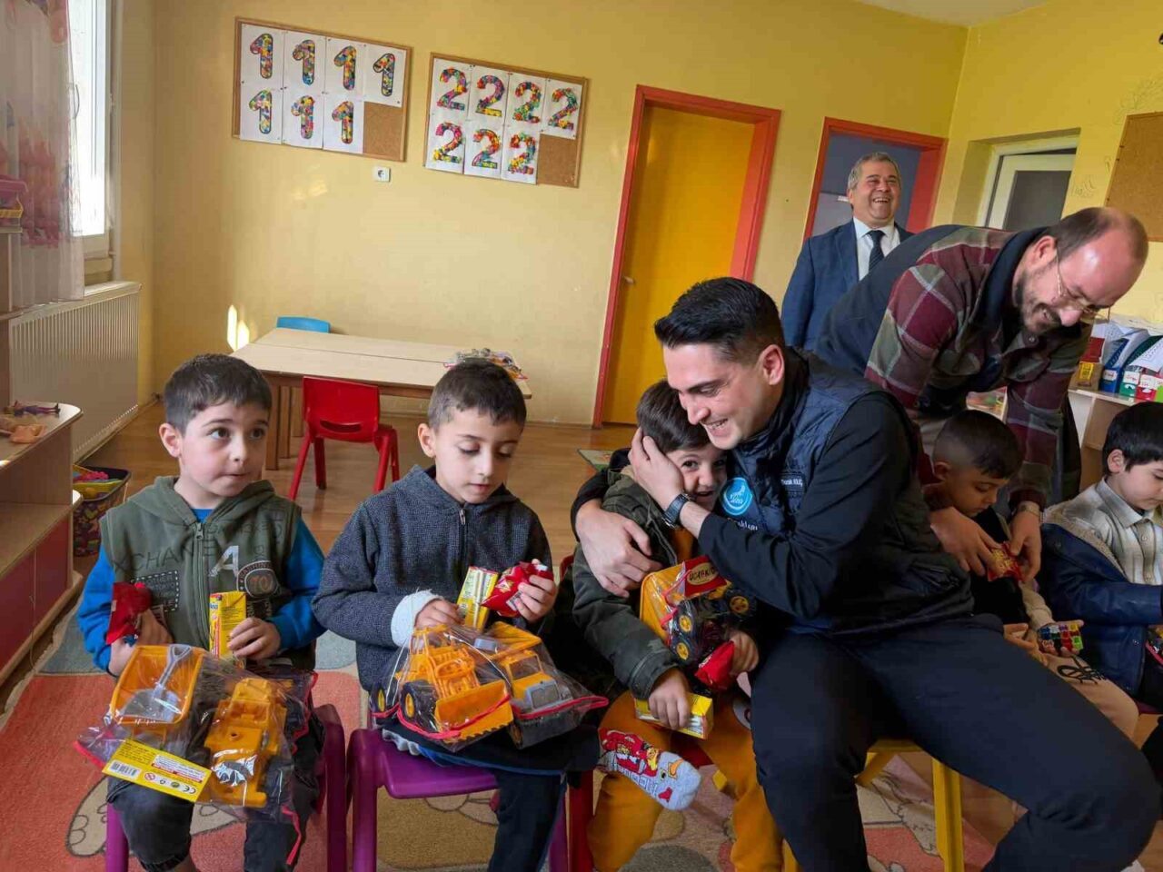 İzmir Ülkü Ocakları, Kemalpaşa'daki Yenmiş Hürriyet İlkokulu'nda yenileme çalışmalarına başladı.