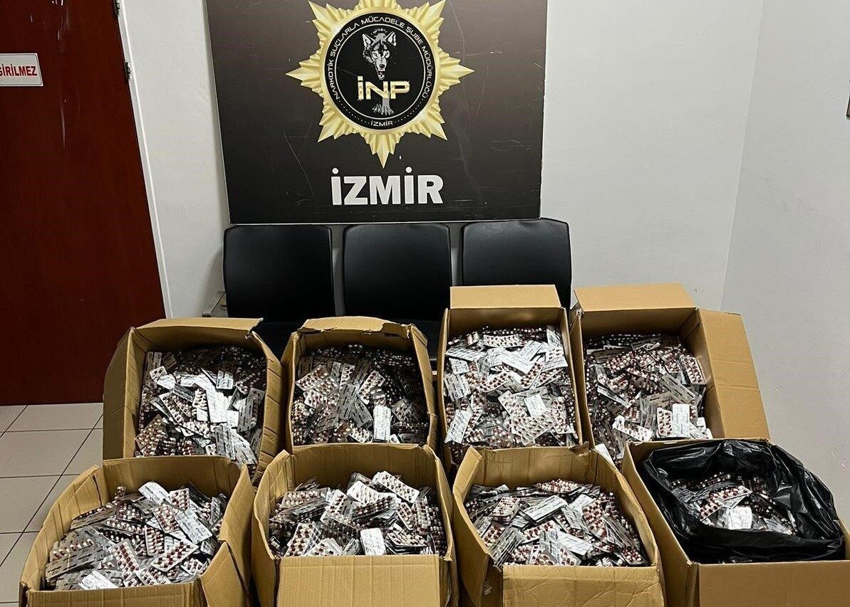 Bornova’da düzenlenen narkotik operasyonunda 168 bin 448 uyuşturucu hap ele geçirildi, bir kişi tutuklandı.