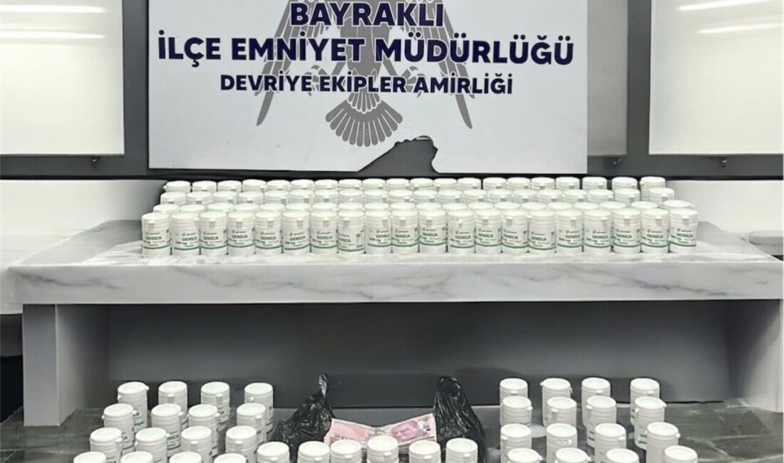 İzmir'in Bayraklı ilçesinde düzenlenen narkotik operasyonunda 6 bin 776 uyuşturucu