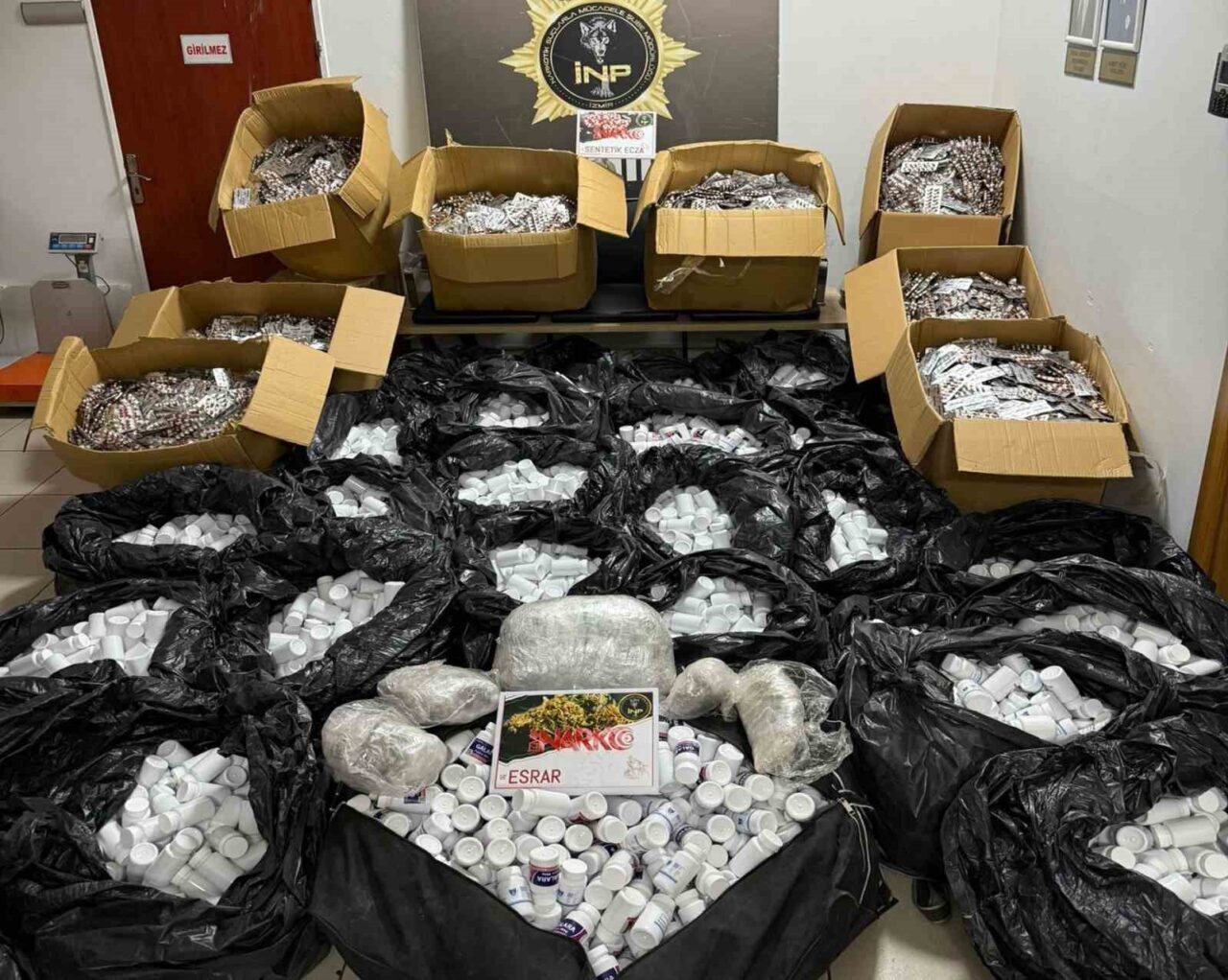 Buca’da Uyuşturucu Operasyonu: 550 Bin Sentetik Ecza ve 4 Kilo Skunk Ele Geçirildi