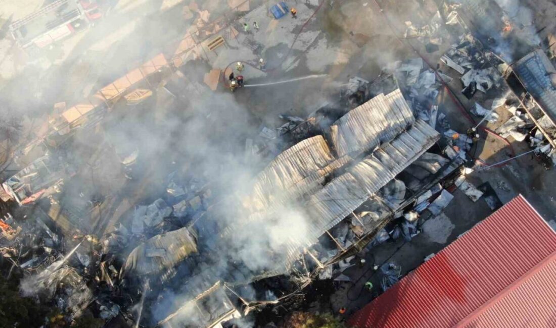 İzmir Bayraklı’daki İnşaat Şantiyesinde Yangın: 5 Konteyner ve 2 Araç Kül Oldu, İşçilerin Kişisel Eşyaları Yok Oldu İzmir'in Bayraklı ilçesindeki bir inşaat şantiyesindeki işçilerin kaldığı konteynerlerde çıkan