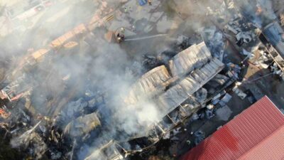 İzmir’in Bayraklı ilçesindeki bir inşaat şantiyesinde, işçilerin kaldığı konteynerlerde çıkan