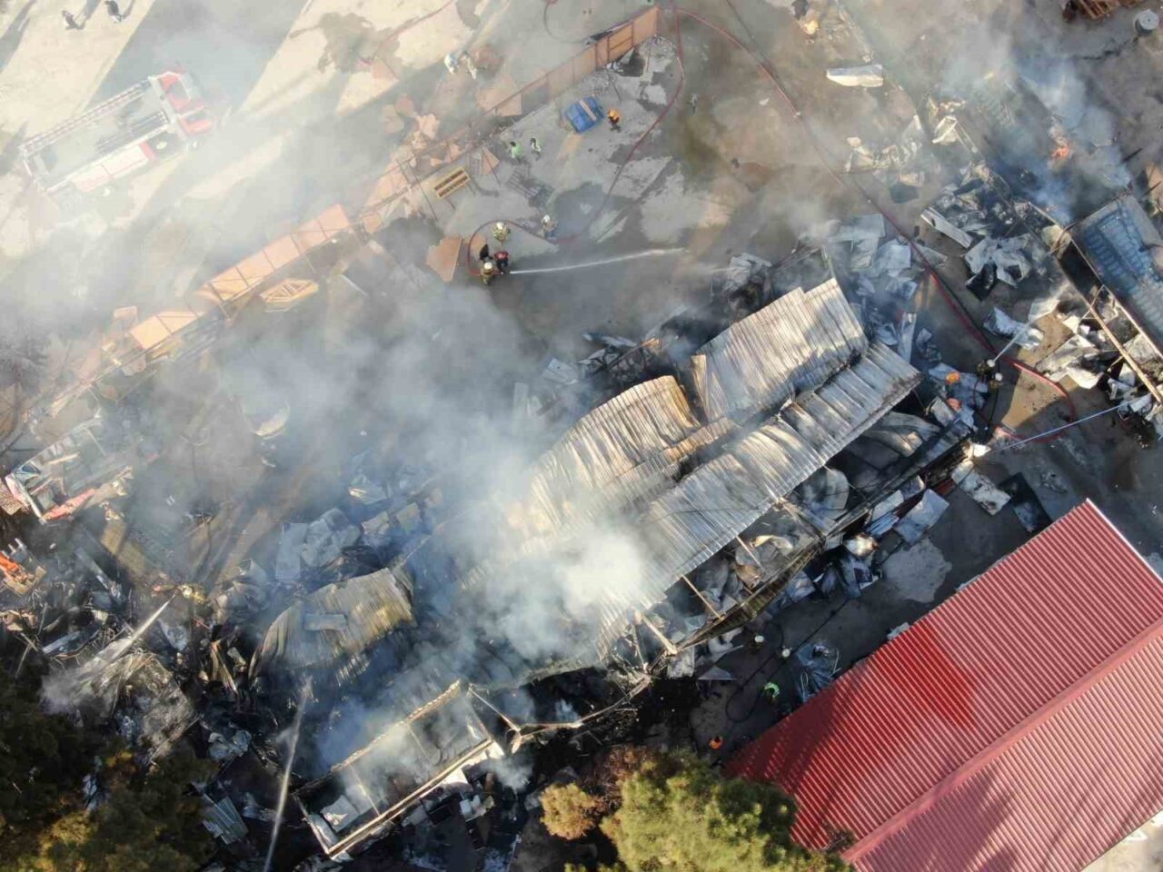 Bayraklı’daki İnşaat Şantiyesinde Çıkan Yangında İşçilerin Eşyaları ve Araçları Kül Oldu