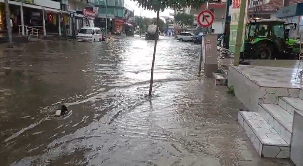 İzmir’in Kuzeyinde Yağışlar Nedeniyla Yollar Su Altında Kaldı