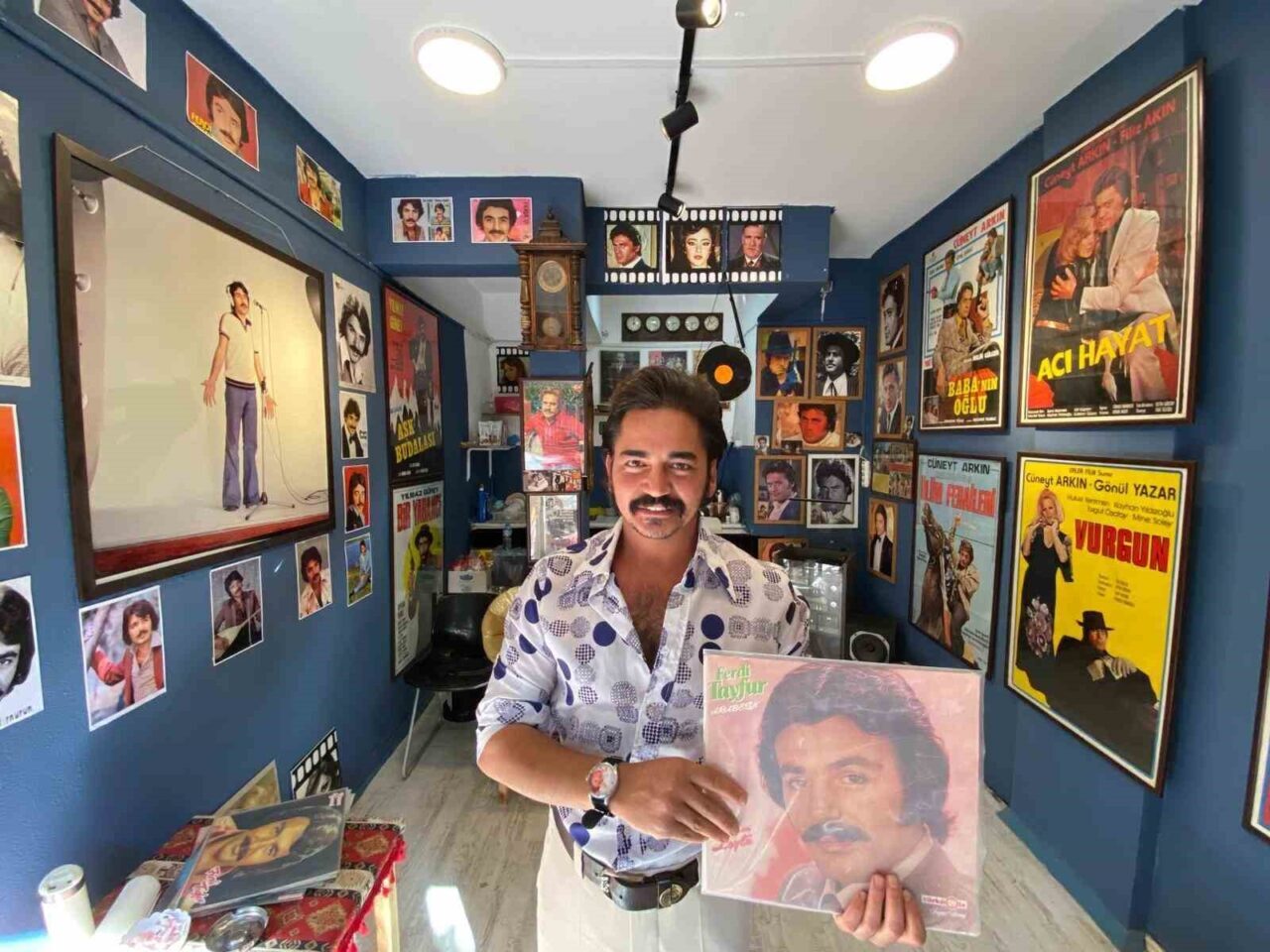 İzmir'in Konak ilçesinde yaşayan Eren Karadiken, Ferdi Tayfur'a duyduğu hayranlığı