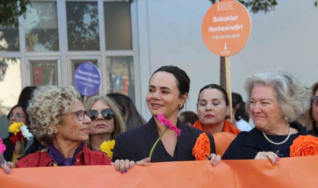 İzmir’de Kadına Yönelik Şiddete Dikkat Çekmek İçin Turuncu Giysilerle Yürüyüş Düzenlendi İzmir’de Kadına Yönelik Şiddete Karşı Uluslararası Mücadele Günü’nde turuncu giyen