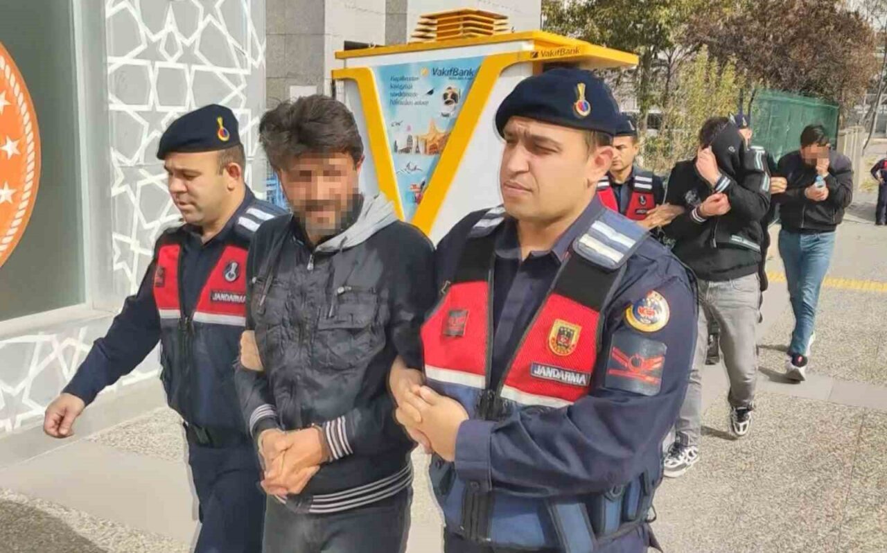 Aksaray'ın Gülağaç ilçesinde jandarma ekipleri, uyuşturucu ticareti yapan 3 kişiyi