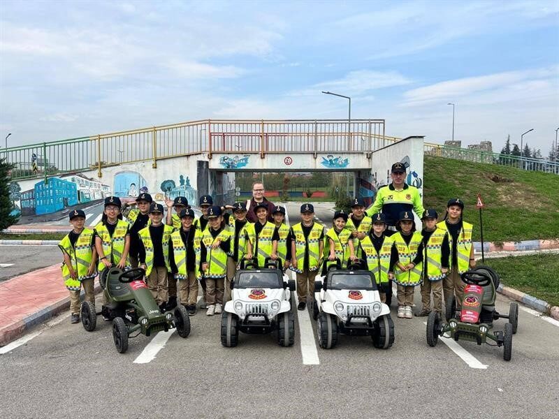 Düzce İl Jandarma Komutanlığı, öğrencileri trafik kuralları hakkında bilinçlendirmek için