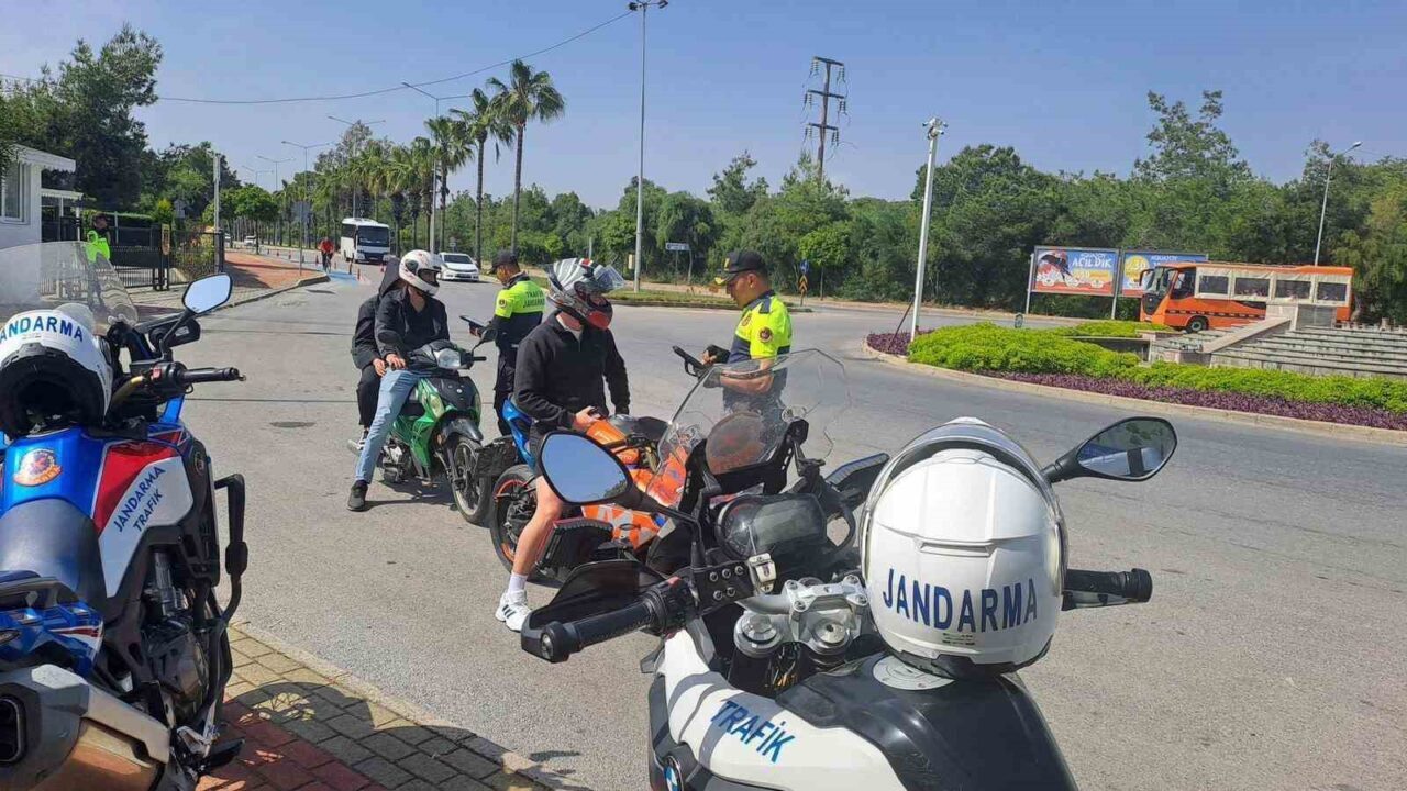 Antalya İl Jandarma Komutanlığı, motosiklet kazalarını azaltmak ve trafik güvenliğini