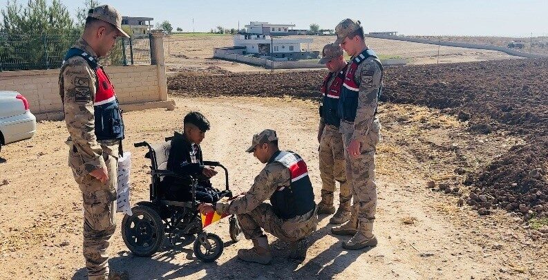 Ceylanpınar'da yaşayan bedensel engelli Enes Akkuş, akülü sandalyesine reflektör takılması