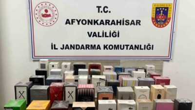 Afyonkarahisar'da jandarma, Antalya'dan gelen bir aracın parfüm kaçakçılığı yaptığına dair