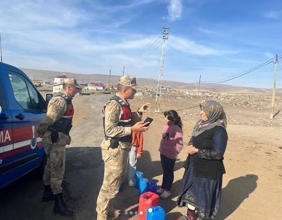 Ardahan Jandarma, Kadına Yönelik Şiddetle Mücadele Projesi Kapsamında Kadınlara Eğitim Veriyor Ardahan Jandarma Komutanlığı, kadına yönelik şiddetle mücadele amacıyla "KADES" projesini